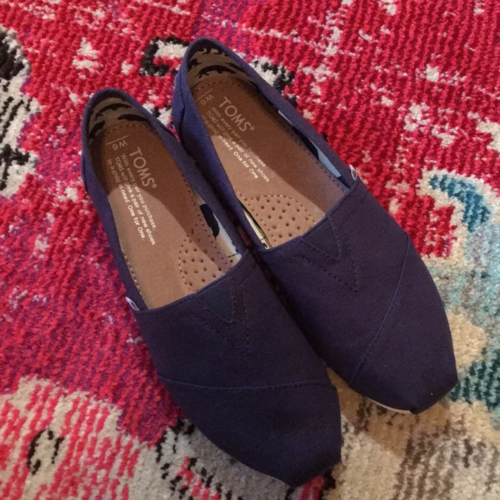 TOMS navy canvas classic 6 NIB